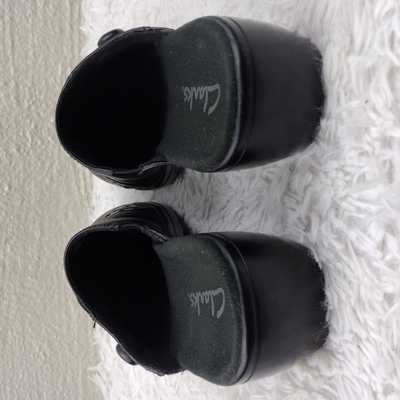 Clarks Black Leather Faux Button Strap Closed Toe Mid Heel Slip On Clog Shoe - Picture 5 of 16